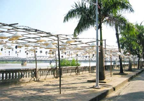 Phu Cam hat-making traditional craft village