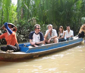 Vietnam Travel Agencies offer tours for tourists in flood season 